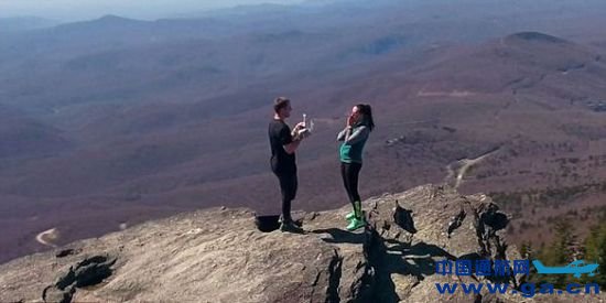 美国男子山顶求婚 用无人机360度记录