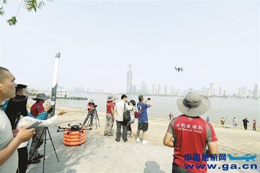 武汉上演水上救援 无人机空投救生圈