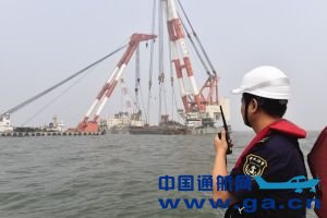 无人机护航打捞 “枣庄888”轮9年后整体出水